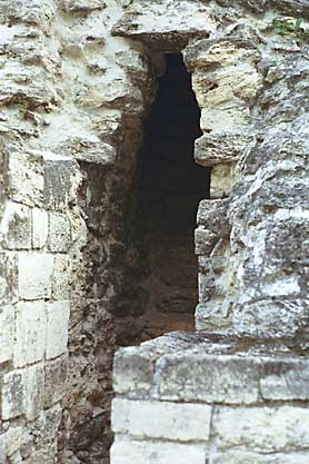 Xpujil: Str. 1 tower passageway