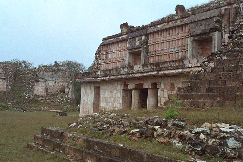 Chacmultun Group: Palace