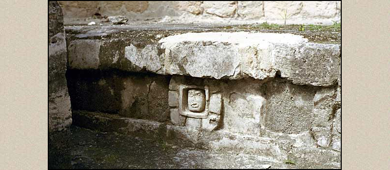 Chicanná, Structure XX Benches