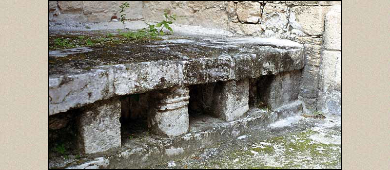 Chicanná, Structure XX Benches