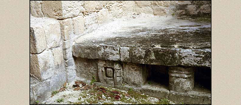 Chicanná, Structure XX Benches