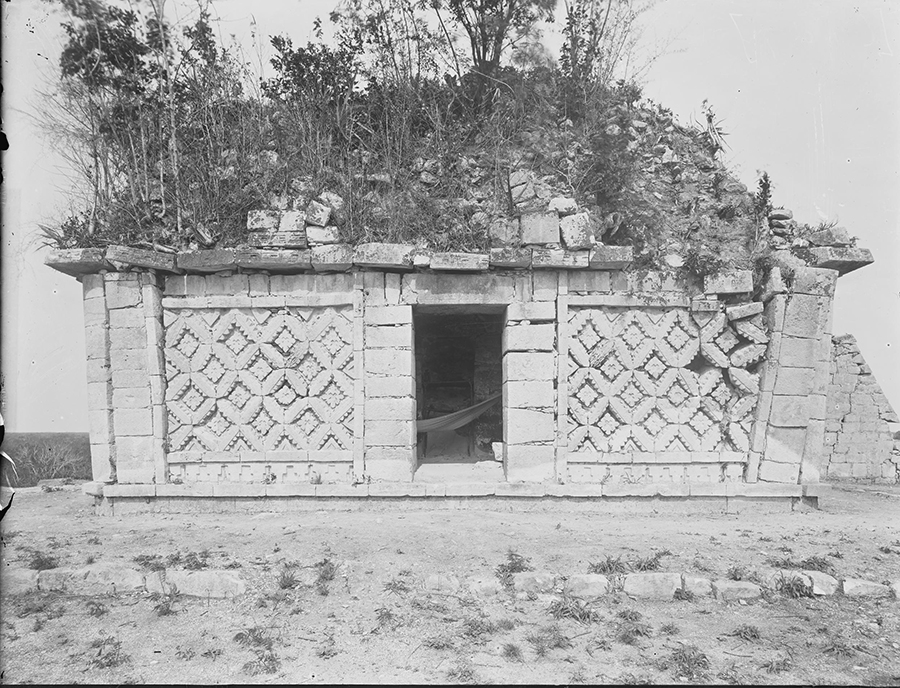 The single room at the narrow end of the second story of Casa de Monjas