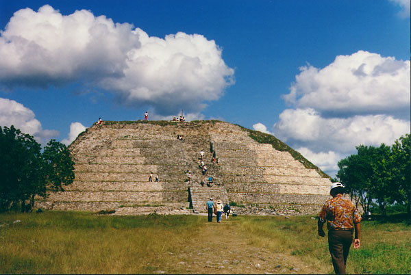 Izamal: top level of Kinich Kak Mo pyramid